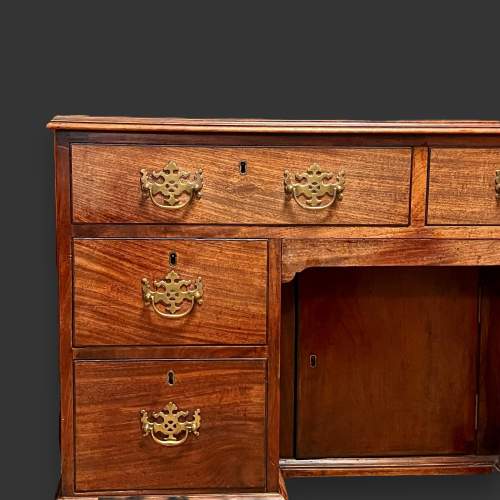 George III Mahogany Kneehole Desk image-3