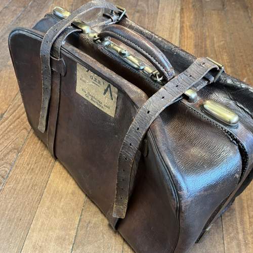 Antique Leather Gladstone Bag With Brass Fittings image-2