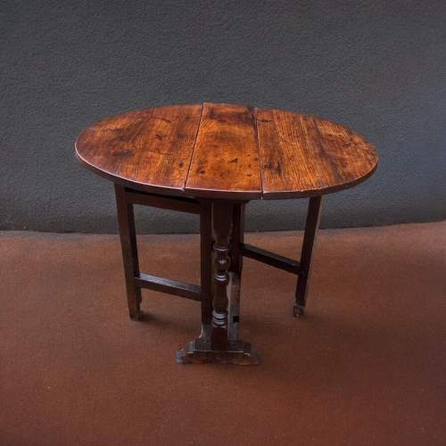 A Small Late 17th Century Oak Gateleg Table image-1