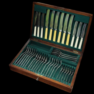 1920s Silver Plated Old English Oak Cased Canteen of Cutlery