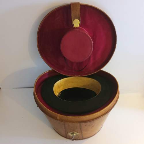 Leather Hat Box With Top Hat and Original Working Key image-4