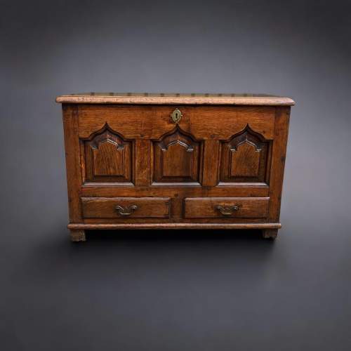 A Charming 18th Century Welsh Oak Coffor Bach image-2