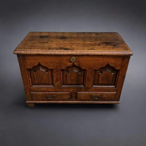 A Charming 18th Century Welsh Oak Coffor Bach image-3