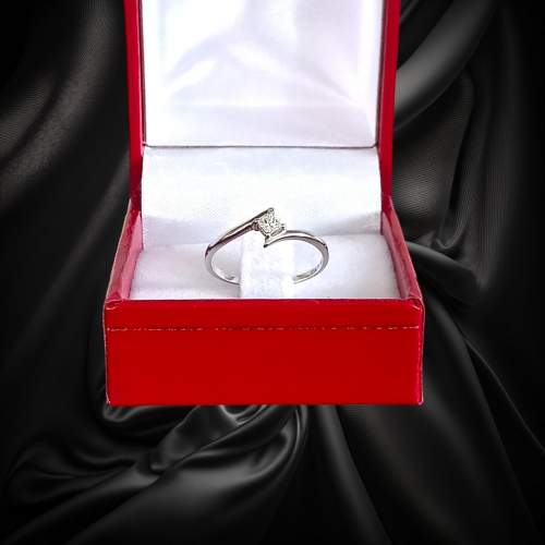 18ct Gold Diamond Ring image-1