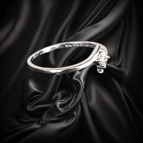 18ct Gold Diamond Ring image-4