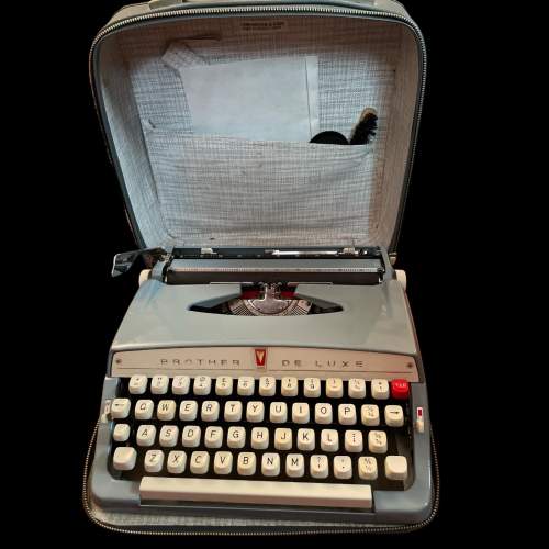 1970's Portable Brother Deluxe Typewriter image-4