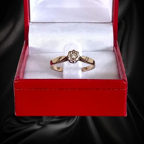 9ct Gold Diamond Ring image-4