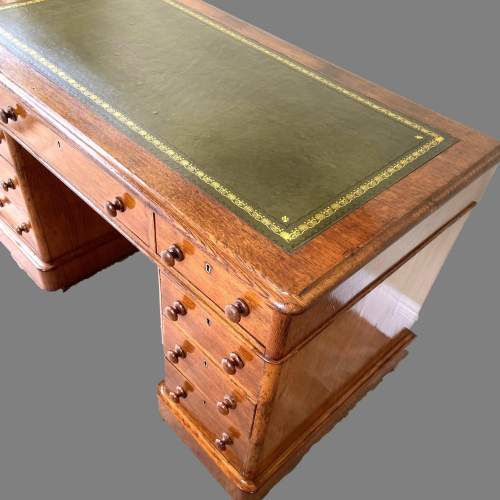 A Victorian Oak Rounded Corner Pedestal Desk image-3