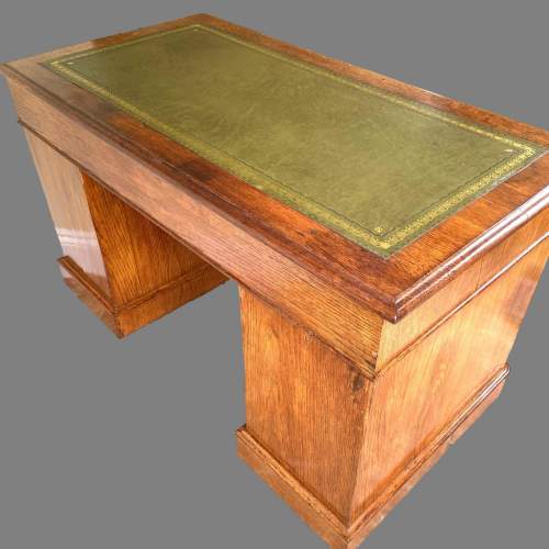 A Victorian Oak Rounded Corner Pedestal Desk image-4