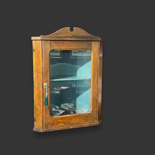 Early 20th Century Oak Corner Cabinet image-1