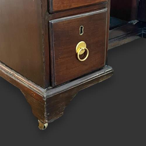 George III Mahogany Kneehole Desk image-6