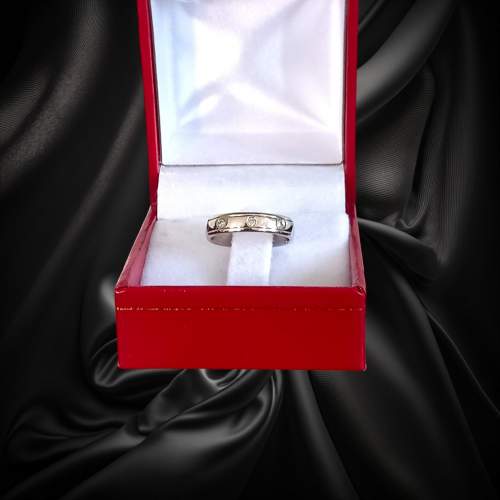 18ct White Gold Diamond Ring image-4