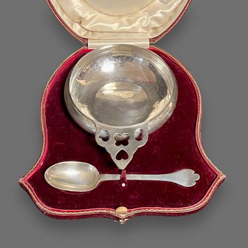 Cased Silver Porringer and Matching Trefid Spoon image-3